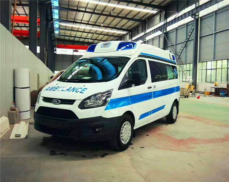 福特V362短軸中頂救護(hù)車(chē)